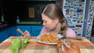 МУКБАНГ КУРИНЫЙ СУП/РОЖКИ с ФАРШЕМ/СЛОЙКА