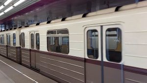 Перегонка 81-717/714.5А "Ретропоезд Сокольники" на парад поездов проезжает станцию метро Технопарк.