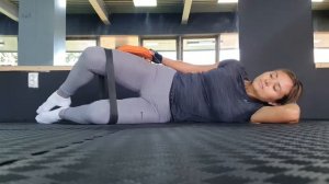 Отведение бедра лёжа с мини-бэндом и блином