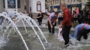На Майдане выпускницы плескались в фонтане !