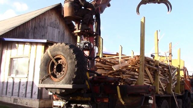 Камаз - Fiskars разгружает горбыль.
