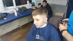 Короткая стрижка для подростков // Выбритые бока с текстуризацией волос в теменной зоне