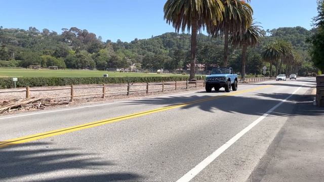 1968 Ford Bronco rolling down the highway смотреть онлайн