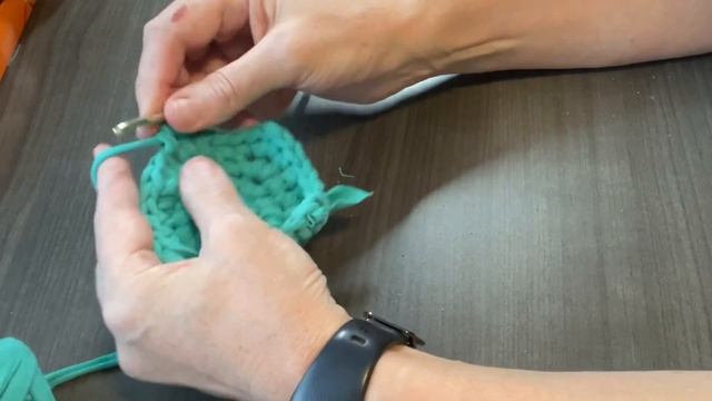 Квадратный коврик из старых футболок крючком.