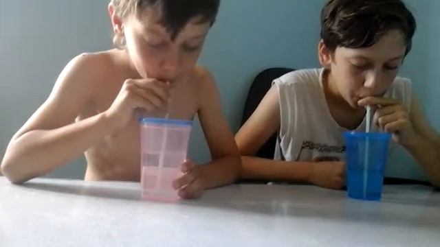 Соревнование с братом : "Кто быстрее выпьет стакан воды" смотреть онлайн