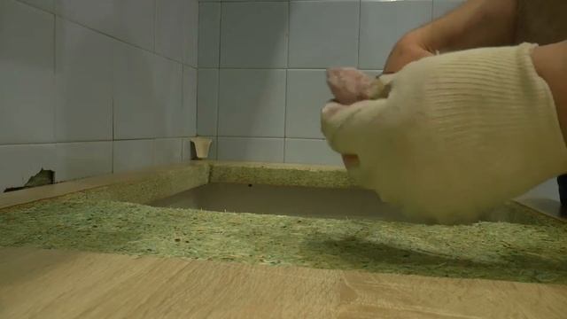 Установка большой раковины из камня - в маленькую тумбу.