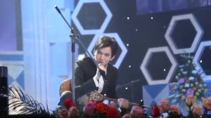 Димаш Кудайбергенов играет на домбре