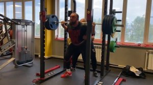 Луговой Александр - Присед в наколенниках 200х20