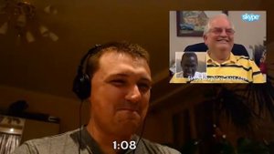 Люди смеются над другими людьми