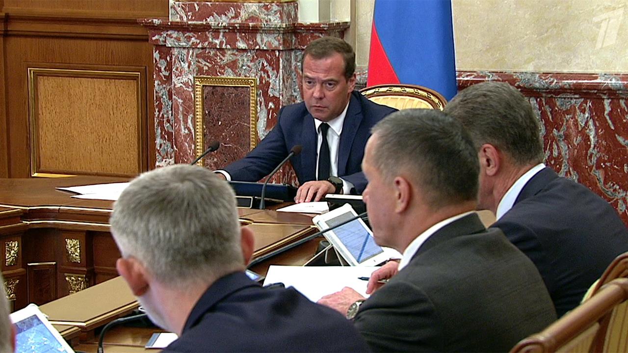 Дмитрий Медведев поручил представить к наградам эк...ий посадку пассажирского самолета под Жуковским