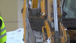 Виталий Быков и Николай Машкарин помогают в уборке снега в Дзержинском районе