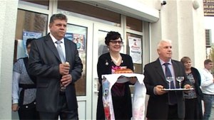 По русской традиции жениха и невесту встретили хлебом солью