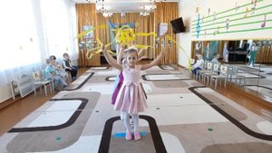 Танец с лентами. Старшая группа. Скачет по полям