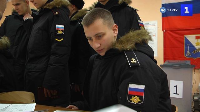 Нахимовцы под звуки оркестра голосуют на выборах президента