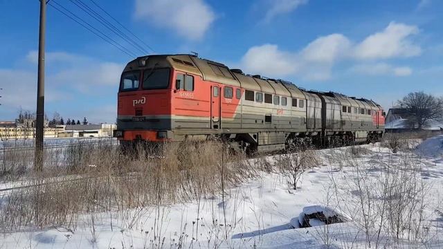 Тепловоз 2ТЭ116У-0210 выезжает из разворотного треугольника на станции Нарва смотреть онлайн