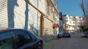 Не туристический Адлер, улица Троицкая ГСК "Бугорок", четырех-шести этажные жилые гаражи.