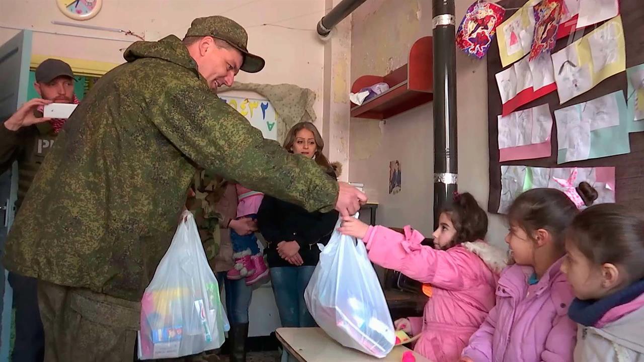 Дети россии дети сирии. Военный с ребенком. Благотворительность и помощь армии. Благотворительность военным.