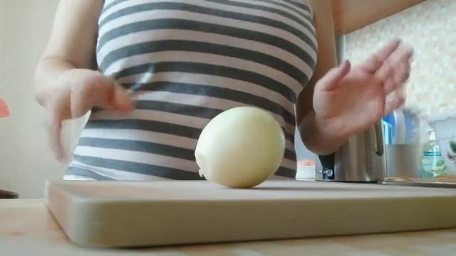 САЛАТ С СЕЛЕДКОЙ. ПОСТНЫЙ. СЫТНЫЙ. КАК БЫСТРО И ХОРОШО РАЗДЕЛАТЬ СЕЛЕДКУ. смотреть онлайн