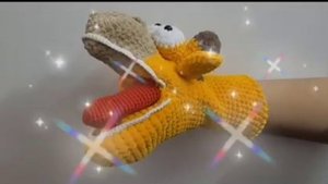 Логопедическая вязаная варежка-говорушка "Жирафик" с подвижным языком для занятий с детьми.