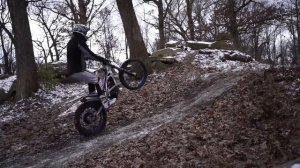 Мототриал - Прыжки на заднем колесе