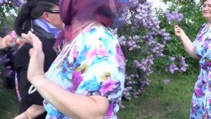 РАСЦВЕЛА СИРЕНЬ В МОЕМ САДОЧКЕ ,ТЫ ПРИШЛА В СИРЕНЕВОМ ПЛАТОЧКЕ