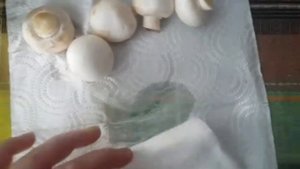 Как правильно почистить и помыть шампиньоны.