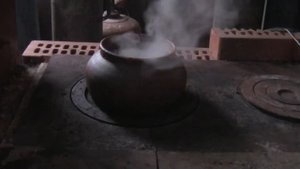 керамический горшок на открытом огне