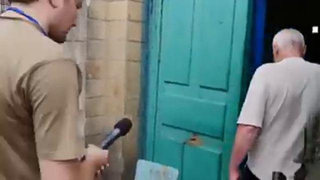 Мы притащили ОБСЕ в подвал, где живут люди (We invited OSCE to the cellar where people live) смотреть онлайн