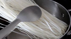 Рисовая лапша с рыбой и водорослями нори