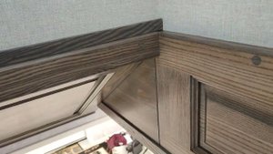 Тетивная лестница с подступ-ми и панелями.Bowstring staircase with risers and panels at floor level.