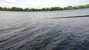 Ловля маховым удилищем на реке.