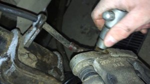 Как открутить болт или штуцер переднего суппорта если сорвана резьба