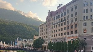 Дальняя поездка состоялась. С кем оказалась в одном отеле?