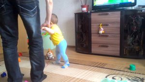 Малыш учится ходить