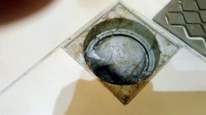 Засоренный сифон в душевой кабине.