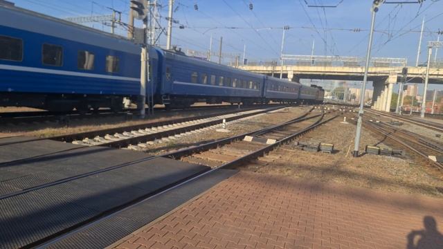ЧС4Т-490 с пассажирским поездом отправляется со станции Минск-Пассажирский.