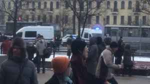 Колонны машин ОМОНа  , и полиции выставили против своих граждан в Санкт-Петербурге 31.01.2021.