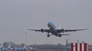 Взлет больших пассажирских самолетов. Красиво взлетают авиалайнеры разной модели