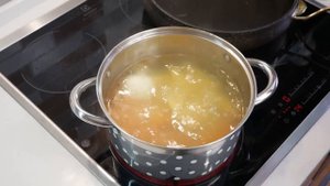 Уха ПО-ЦАРСКИ, цыганка готовит.