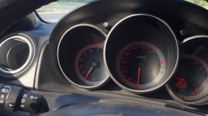 Девушка тестирует Mazda 3 MPS