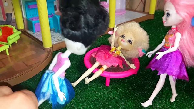 Играем с куклами Энчантималс в мяч Мультик для детей Enchantimals смотреть онлайн