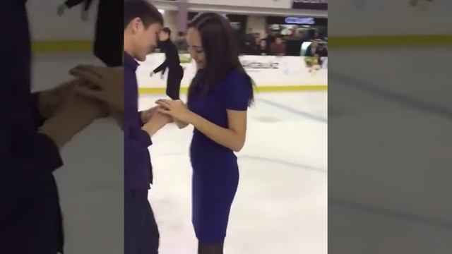 В Актау парень сделал необычное предложение девушке в день 8 марта смотреть онлайн