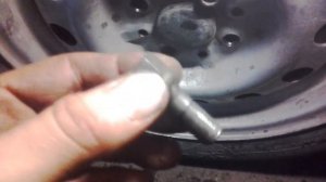 Нужно ли смазывать колесные болты?