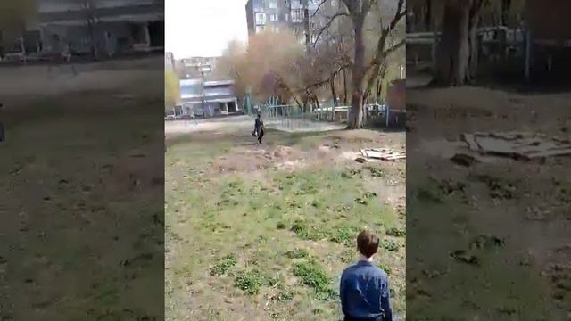 Мы гуляем,а не убираемся!Одноклассники убираются возле школы #1! смотреть онлайн