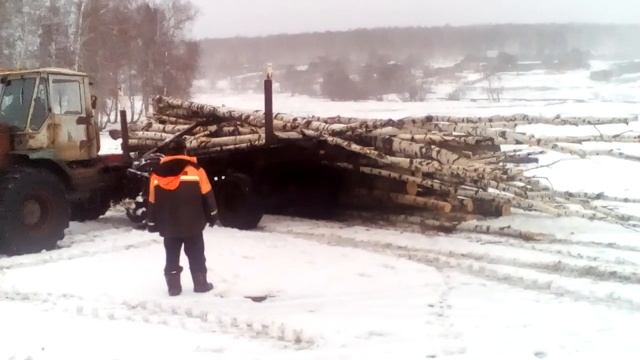 Выгружаем дрова на Т-150к.mp4 смотреть онлайн