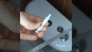 Кнопку слива в унитазе снова заклинило и вода лилась впустую. Показываю как быстро починить кнопку