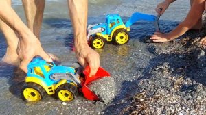 Поехали на море искать клад зайчик Алёша и его желейный брат.