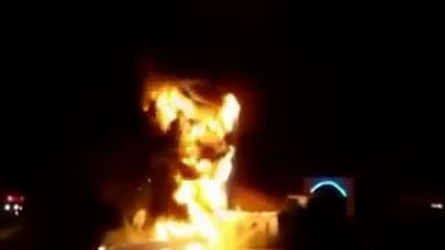 Молния попала в статую свободы. Сожжение 22-метровой скульптуры "черная гора". Молния ударила в статую св.Петра видео.
