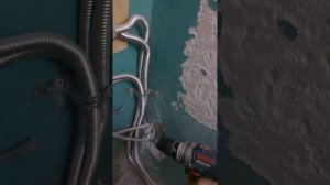 Как быстро и эффективно удалить старую краску со стены