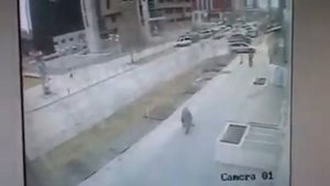 Машина сбивает человека